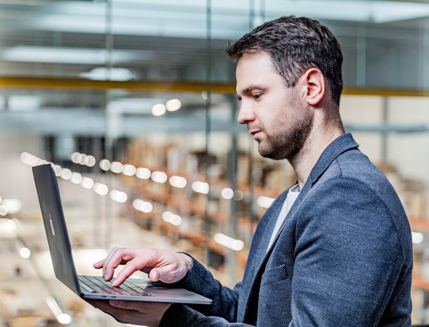 Użytkownik programuje sceny świetlne